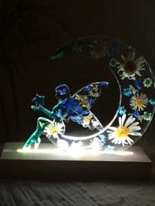 Lampa z pryskyřice Lunária